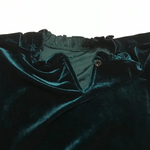 Green velvet long sleeved top embellished with ruffles at wrists & collar (L) - Picture 15 of 16
